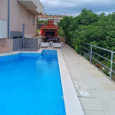 Sea View With Swimming Pool Near Apartament