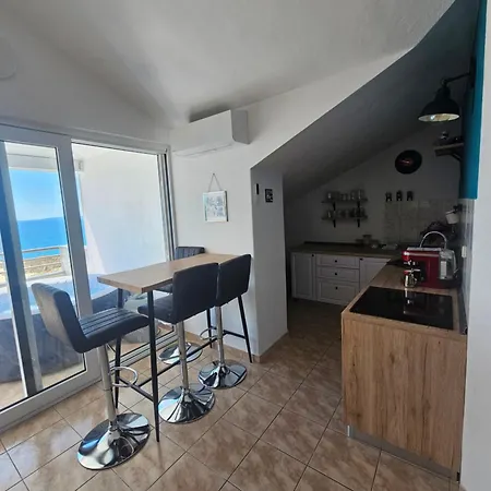 Apartment Sea View With Swimming Pool Near