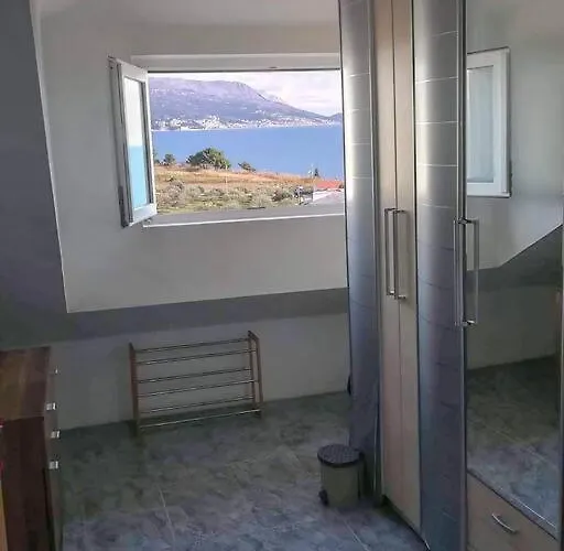 Sea View With Swimming Pool Near דירה