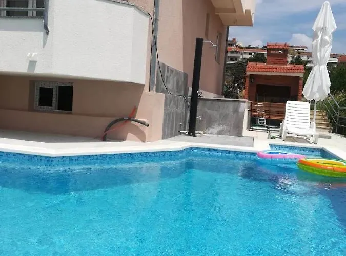 Sea View With Swimming Pool Near דירה ספליט