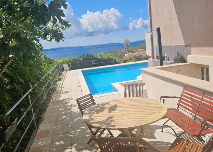 Sea View With Swimming Pool Near דירה