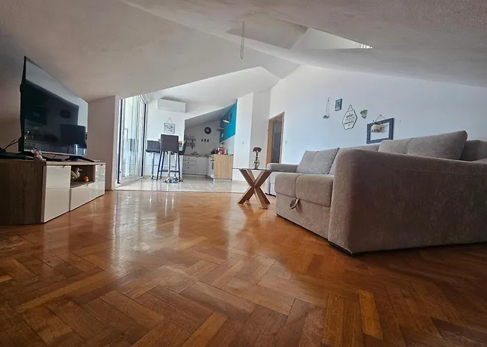 Sea View With Swimming Pool Near דירה